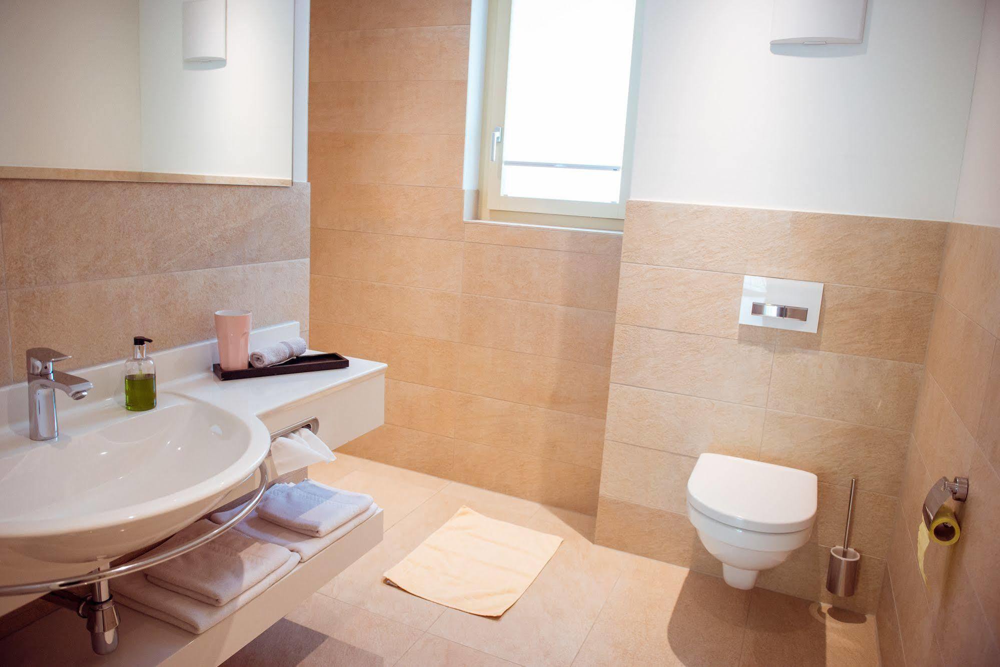Hotel Weinstube Nendeln エクステリア 写真